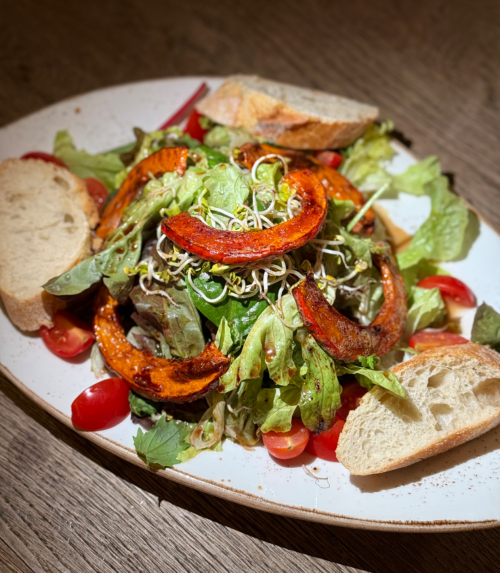 Salat mit Karamellisierten Kürbisspalten